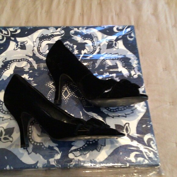 Black Velvet Gianni Bini Formal shoe Low Heel Worn Once Size 6 - Picture 3 of 4
